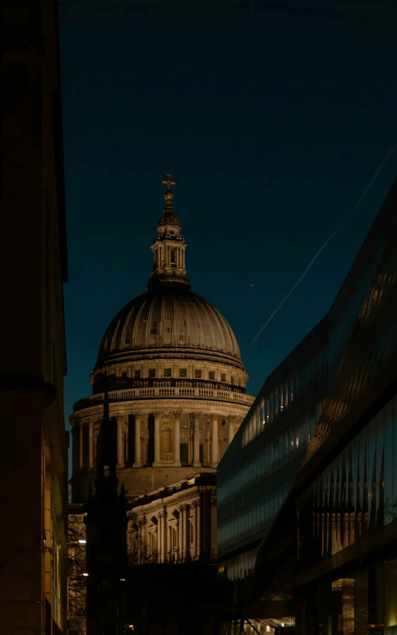 Londra’daki St Paul Katedrali kubbesinin gece aydınlatılmış görünümü