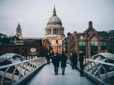 Londra’da Millennium Bridge üzerinden görünen St Paul Katedrali