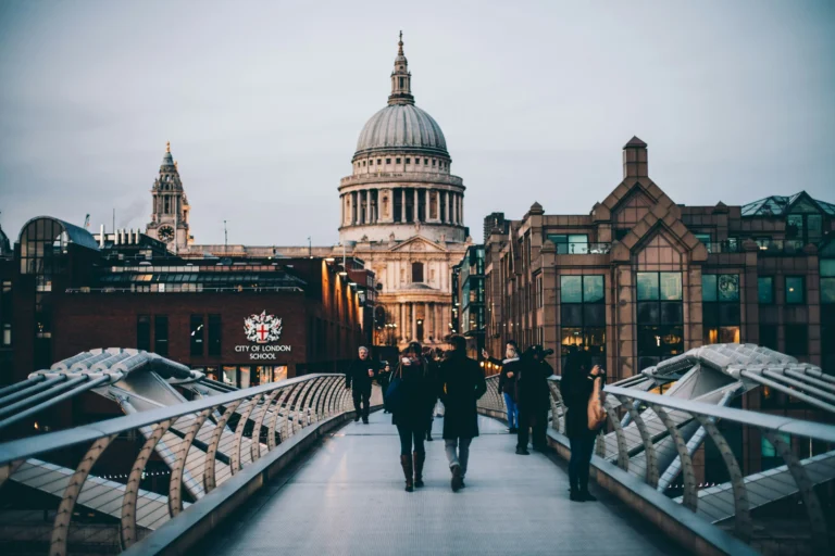 Londra’da Millennium Bridge üzerinden görünen St Paul Katedrali