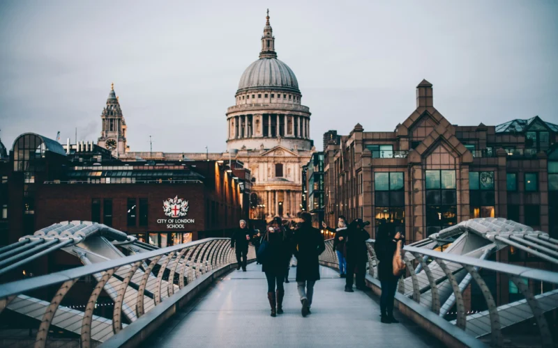 Londra’da Millennium Bridge üzerinden görünen St Paul Katedrali