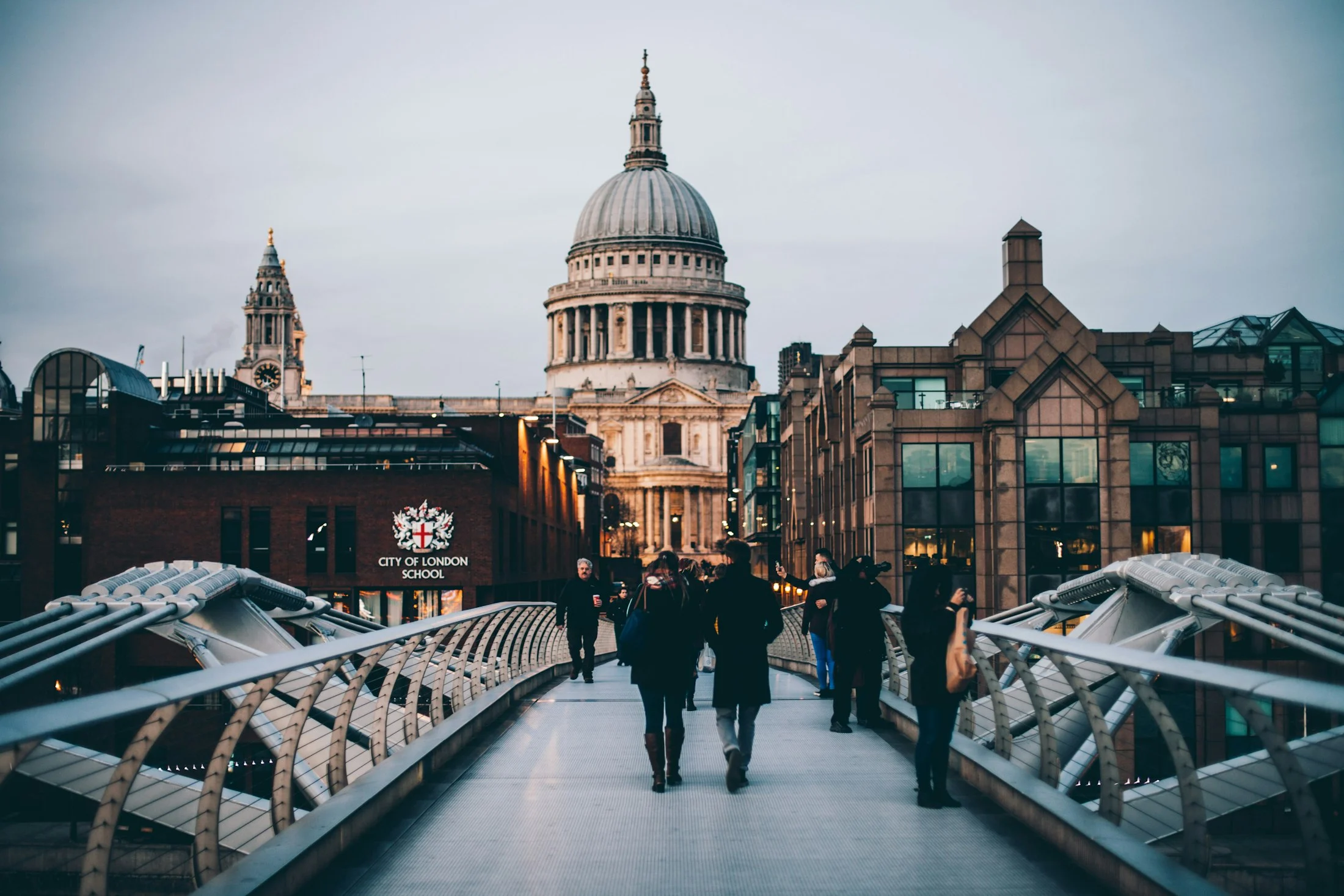 Londra’da Millennium Bridge üzerinden görünen St Paul Katedrali