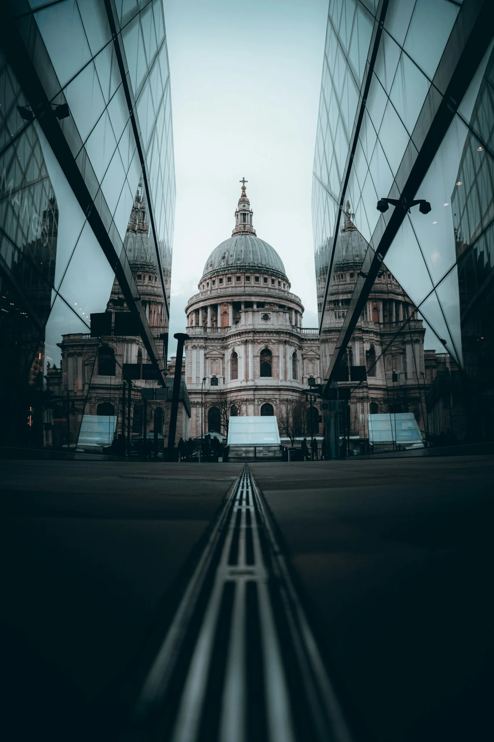 Londra’da modern binaların arasından görünen St Paul Katedrali