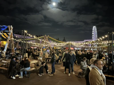 Lyon Place Bellecour’da 2025 Işık Festivali sırasında ışıklandırılmış meydan ve kalabalık