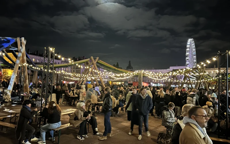 Lyon Place Bellecour’da 2025 Işık Festivali sırasında ışıklandırılmış meydan ve kalabalık