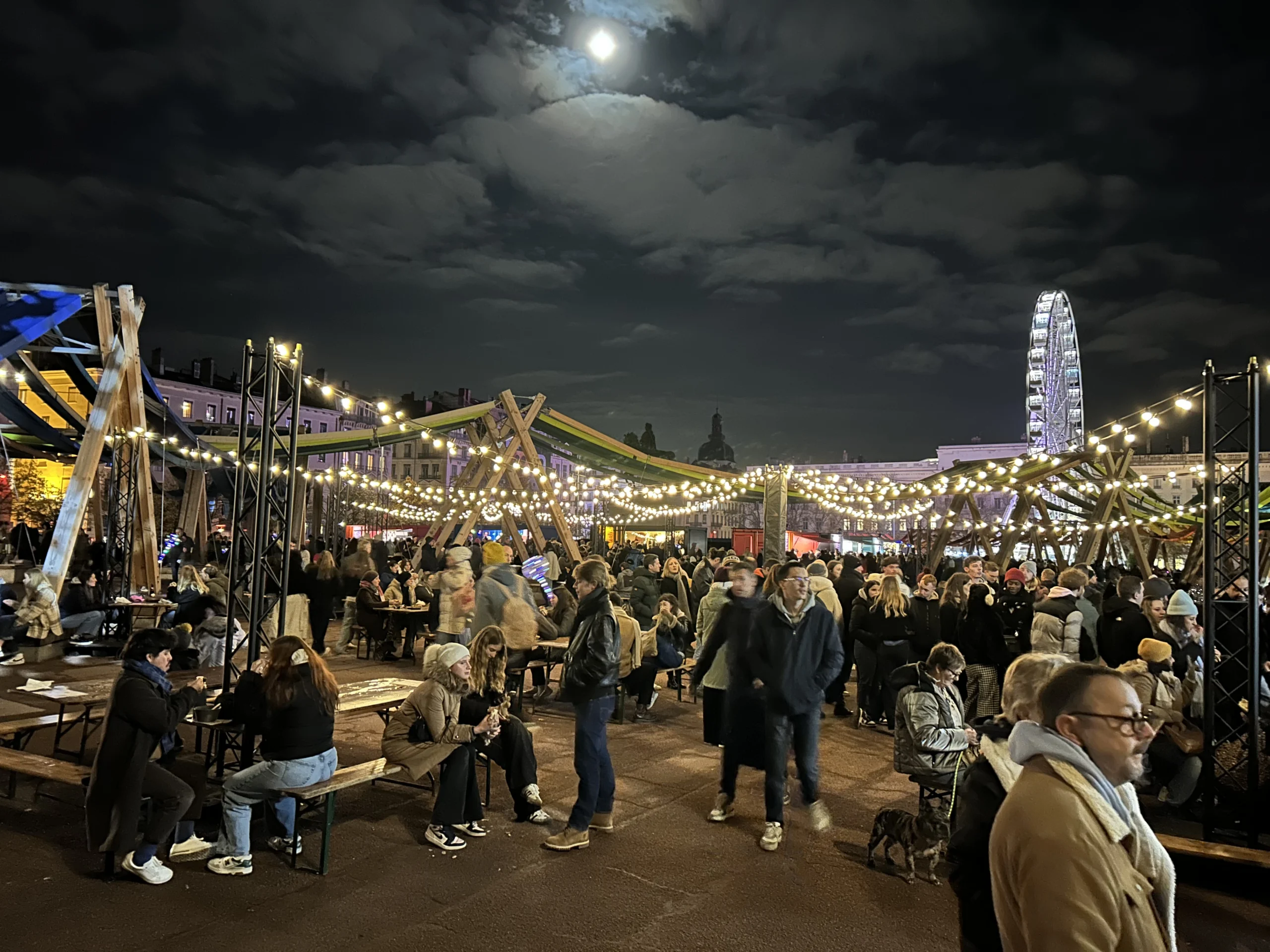 Lyon Place Bellecour’da 2025 Işık Festivali sırasında ışıklandırılmış meydan ve kalabalık