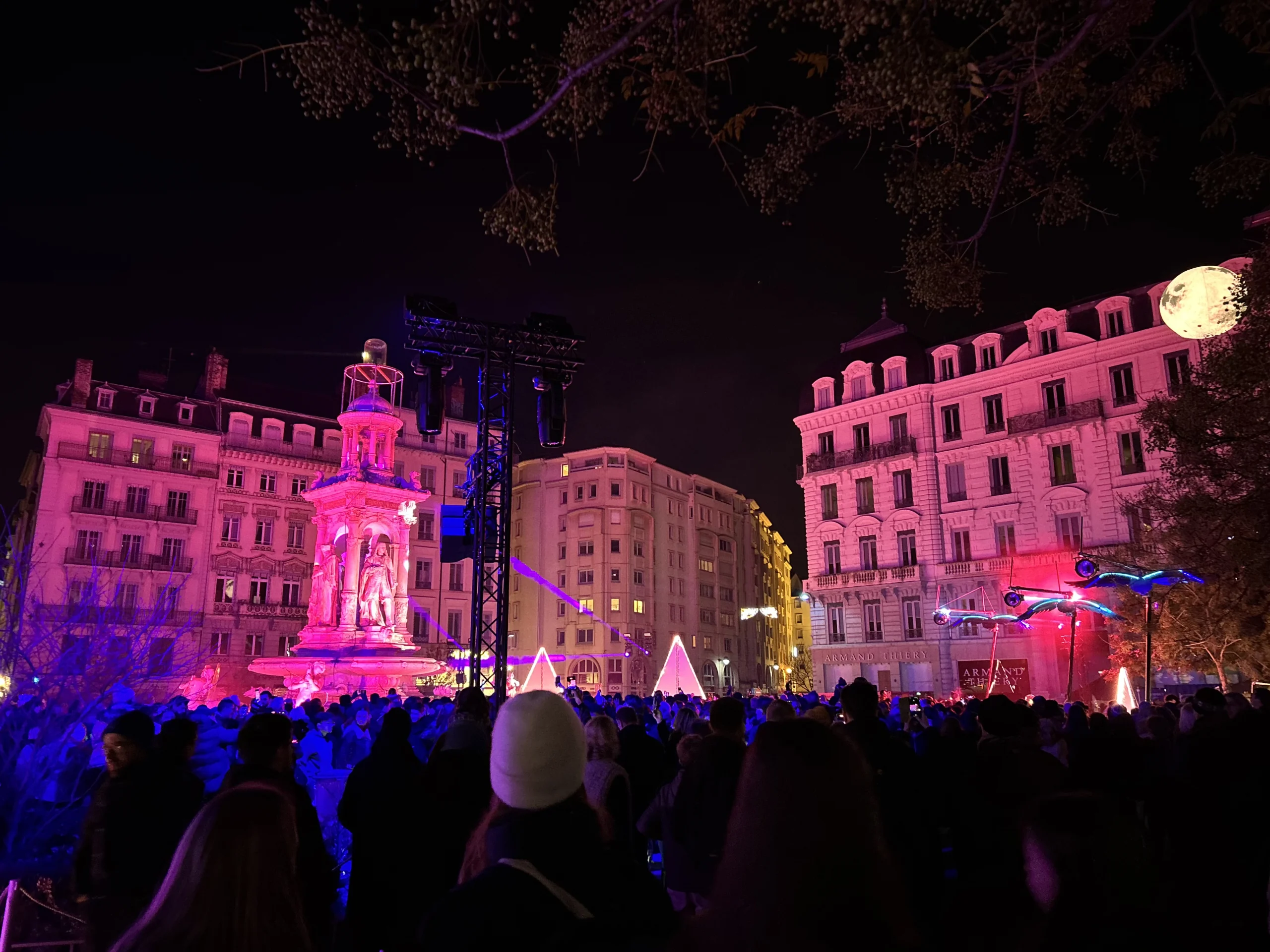 Lyon Place des Jacobins’te 2025 Işık Festivali sırasında pembe ışıklarla aydınlatılan meydan