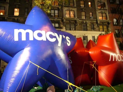 2006 Macy's Thanksgiving Day Parade için hazırlanan büyük şişme balonlar