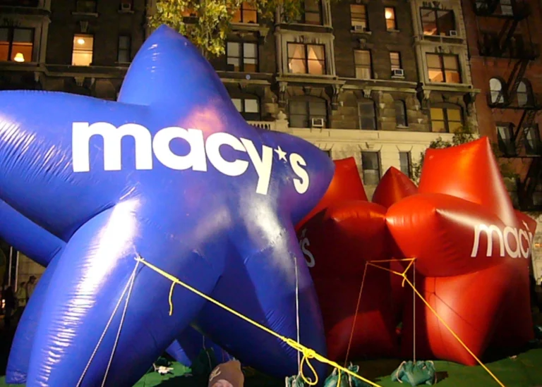 2006 Macy's Thanksgiving Day Parade için hazırlanan büyük şişme balonlar