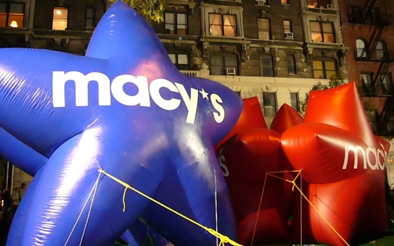 2006 Macy's Thanksgiving Day Parade için hazırlanan büyük şişme balonlar