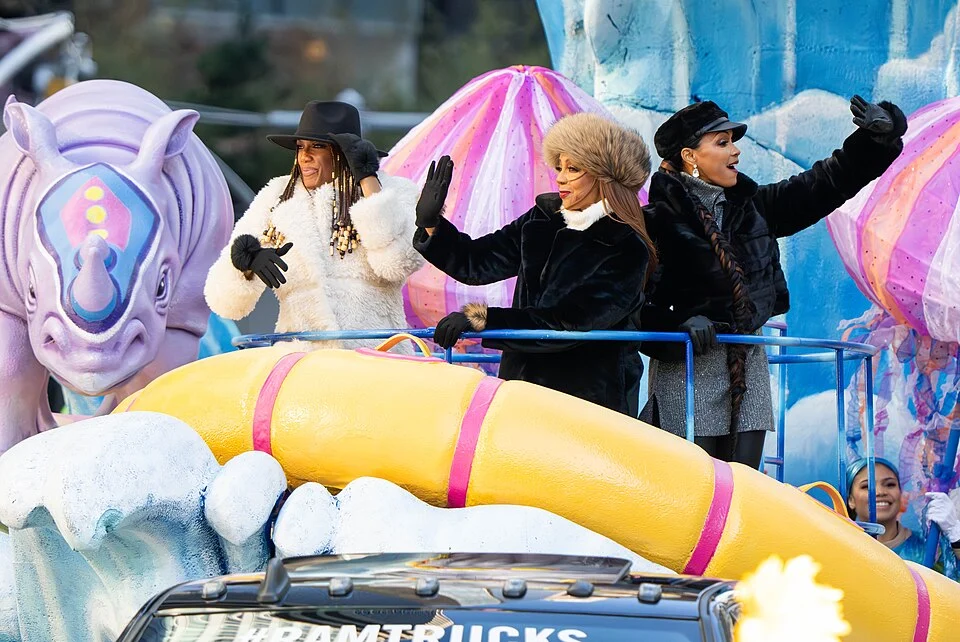 2023 Macy's Thanksgiving Day Parade sırasında renkli bir geçit töreni platformu ve sanatçılar