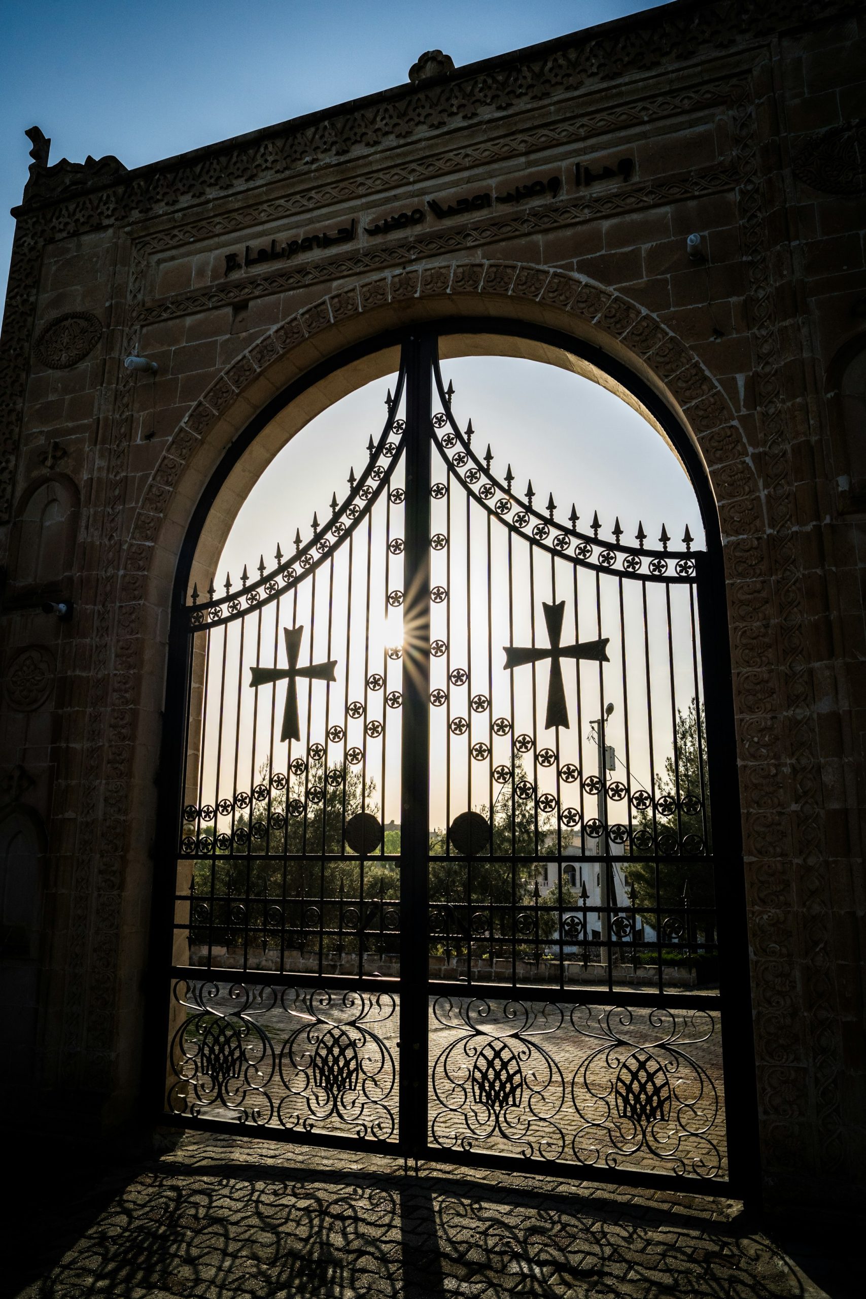 Midyat’ta kemerli taş giriş ve geleneksel taş mimari