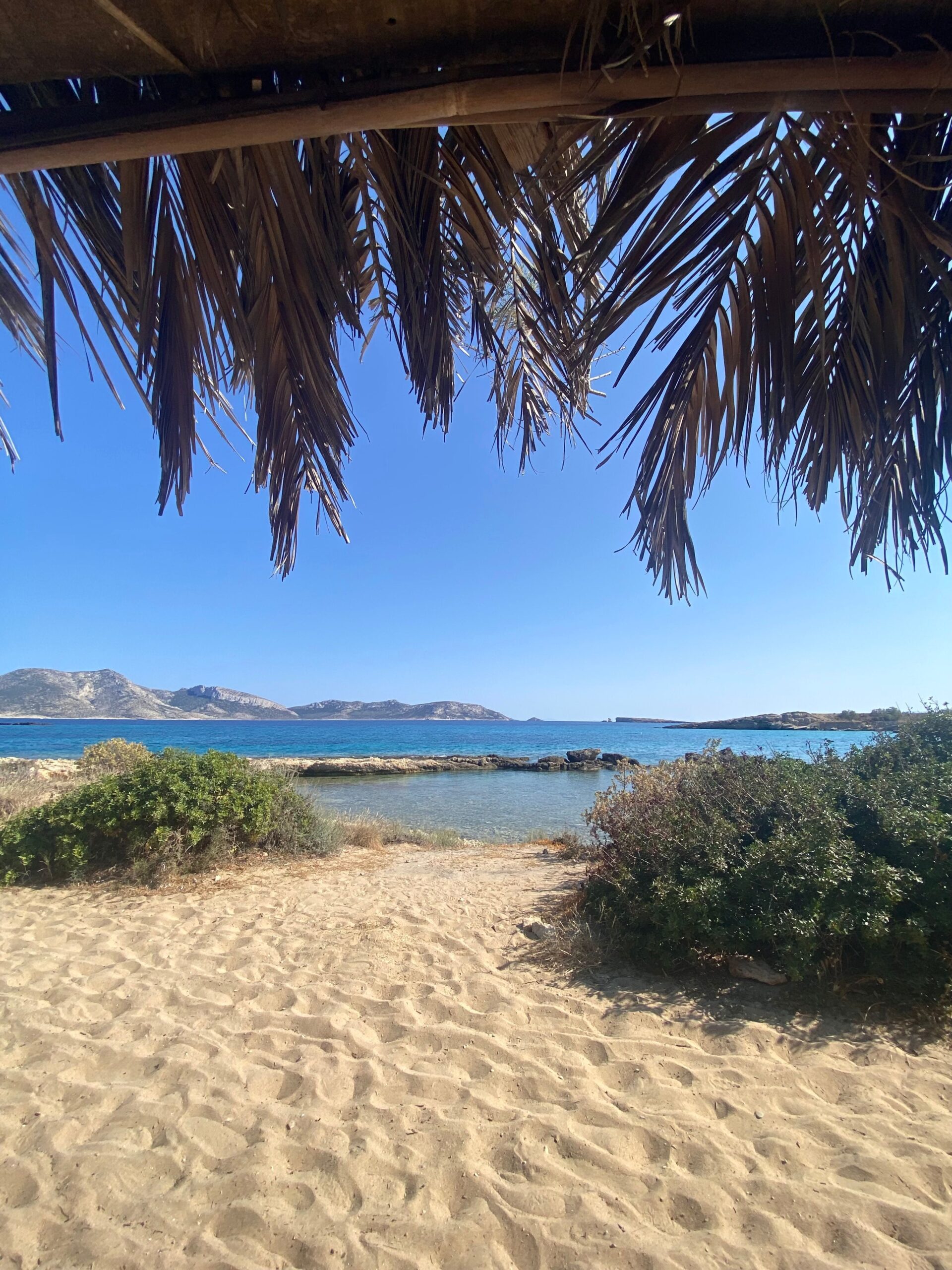 Naxos’ta berrak mavi deniz ve kumluk sahil