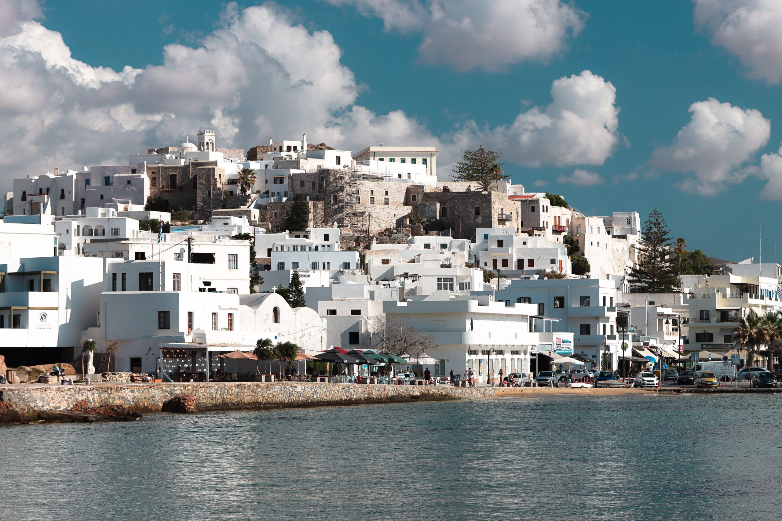 Naxos’ta beyaz geleneksel evler ve Ege Denizi