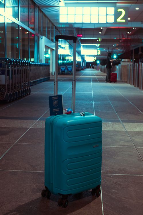 Havalimanı terminalinde valiz ve pasaport
