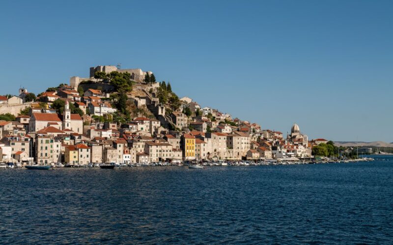 Hırvatistan’daki Šibenik eski şehri, tarihi kale ve Adriyatik kıyısı