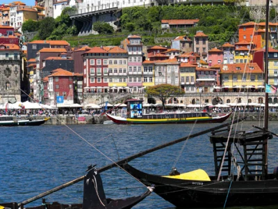 Douro Nehri karşısından görülen Porto Ribeira’nın renkli binaları ve geleneksel tekneler