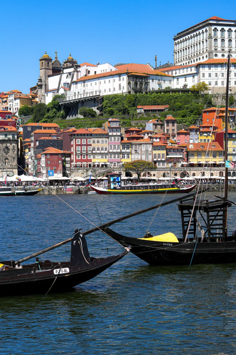 Douro Nehri karşısından görülen Porto Ribeira’nın renkli binaları ve geleneksel tekneler