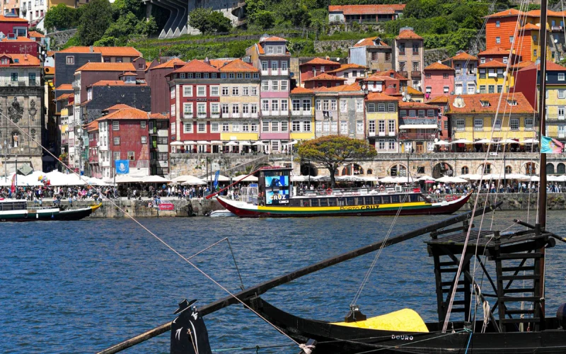 Douro Nehri karşısından görülen Porto Ribeira’nın renkli binaları ve geleneksel tekneler