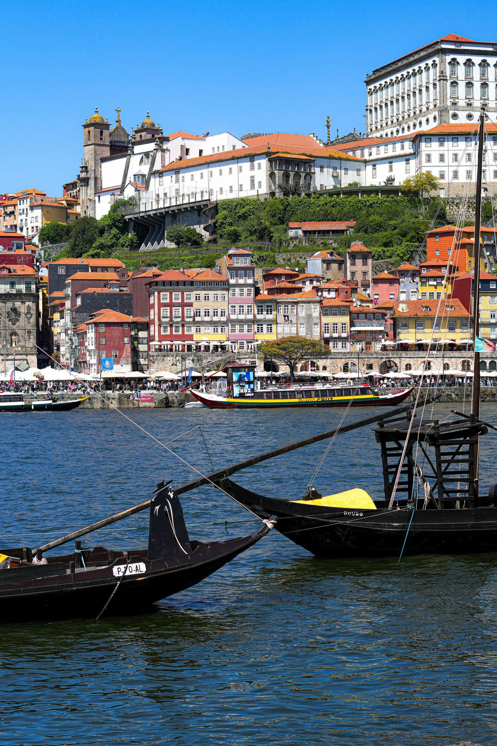 Douro Nehri karşısından görülen Porto Ribeira’nın renkli binaları ve geleneksel tekneler