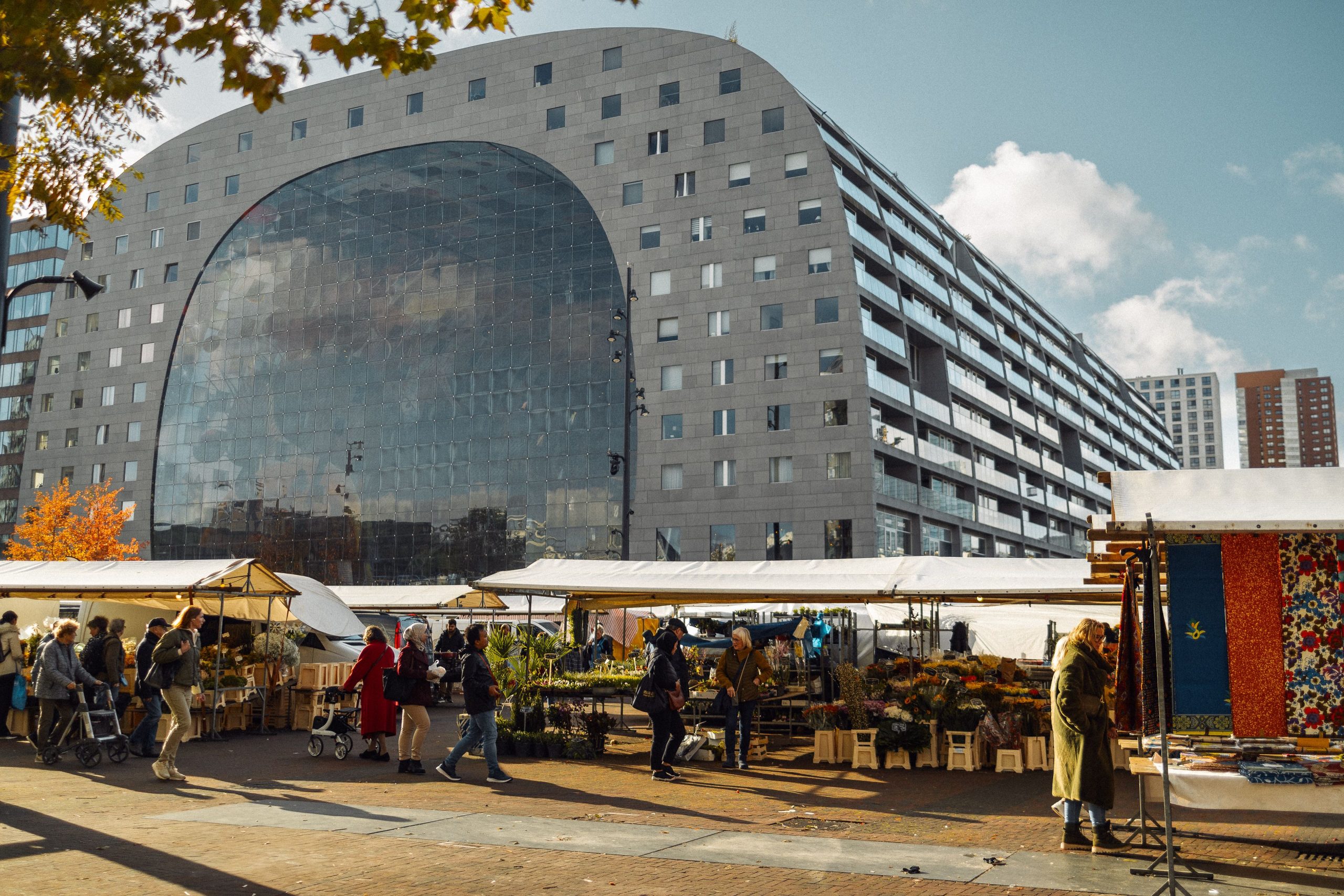 Rotterdam Markthal çevresindeki açık hava tezgâhları ve modern mimari