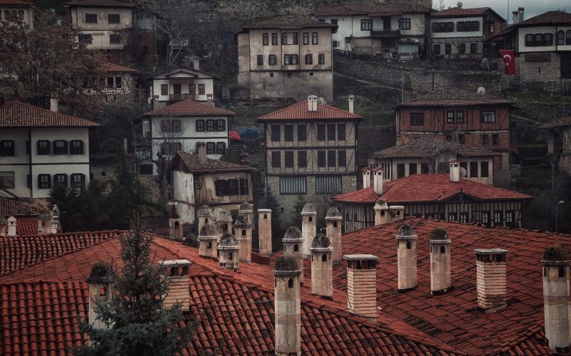 Safranbolu yamaçlarında sıralanan geleneksel Osmanlı evleri