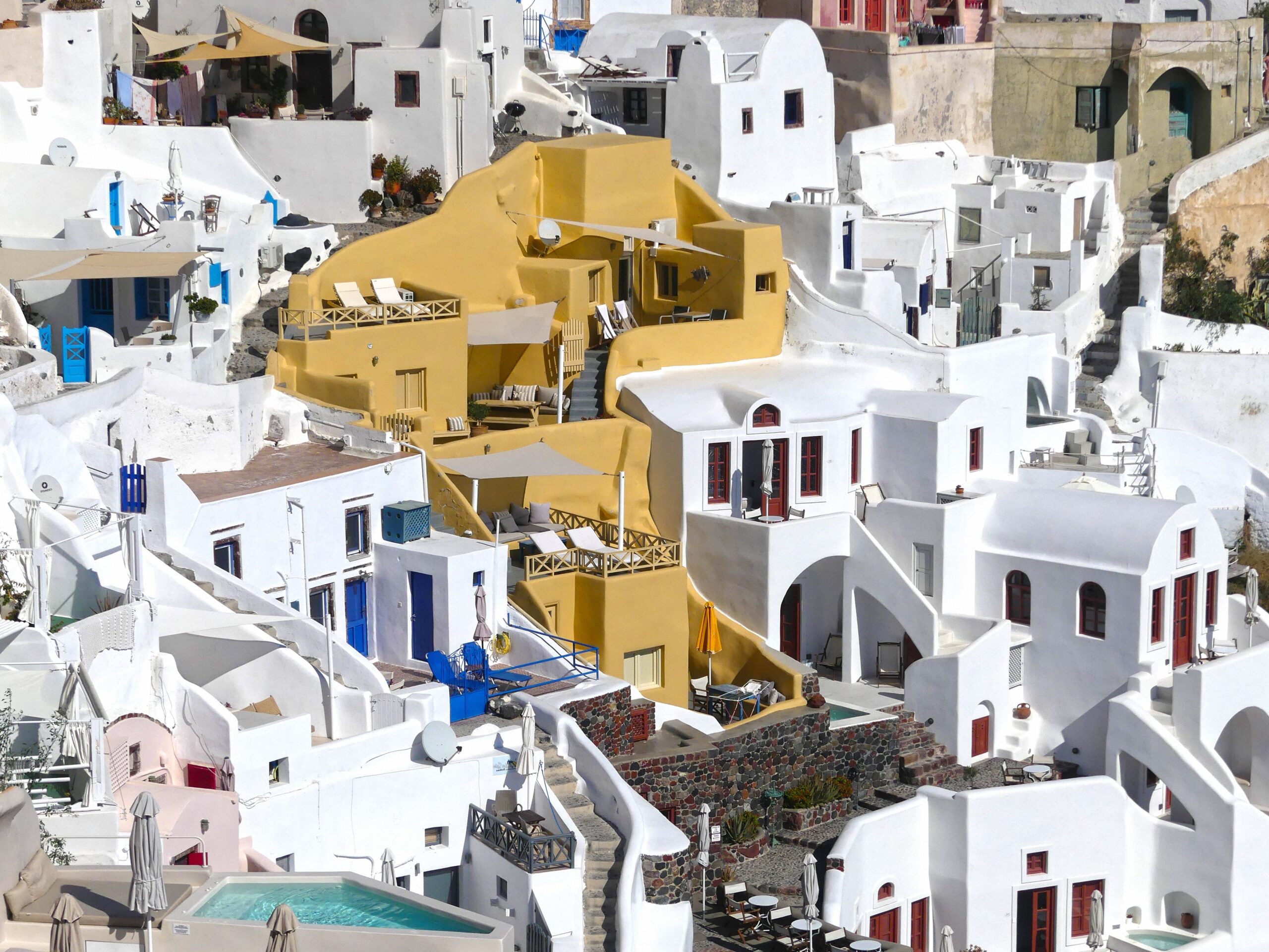 Fira'nın beyaz evleri ve Santorini kaldera manzarası