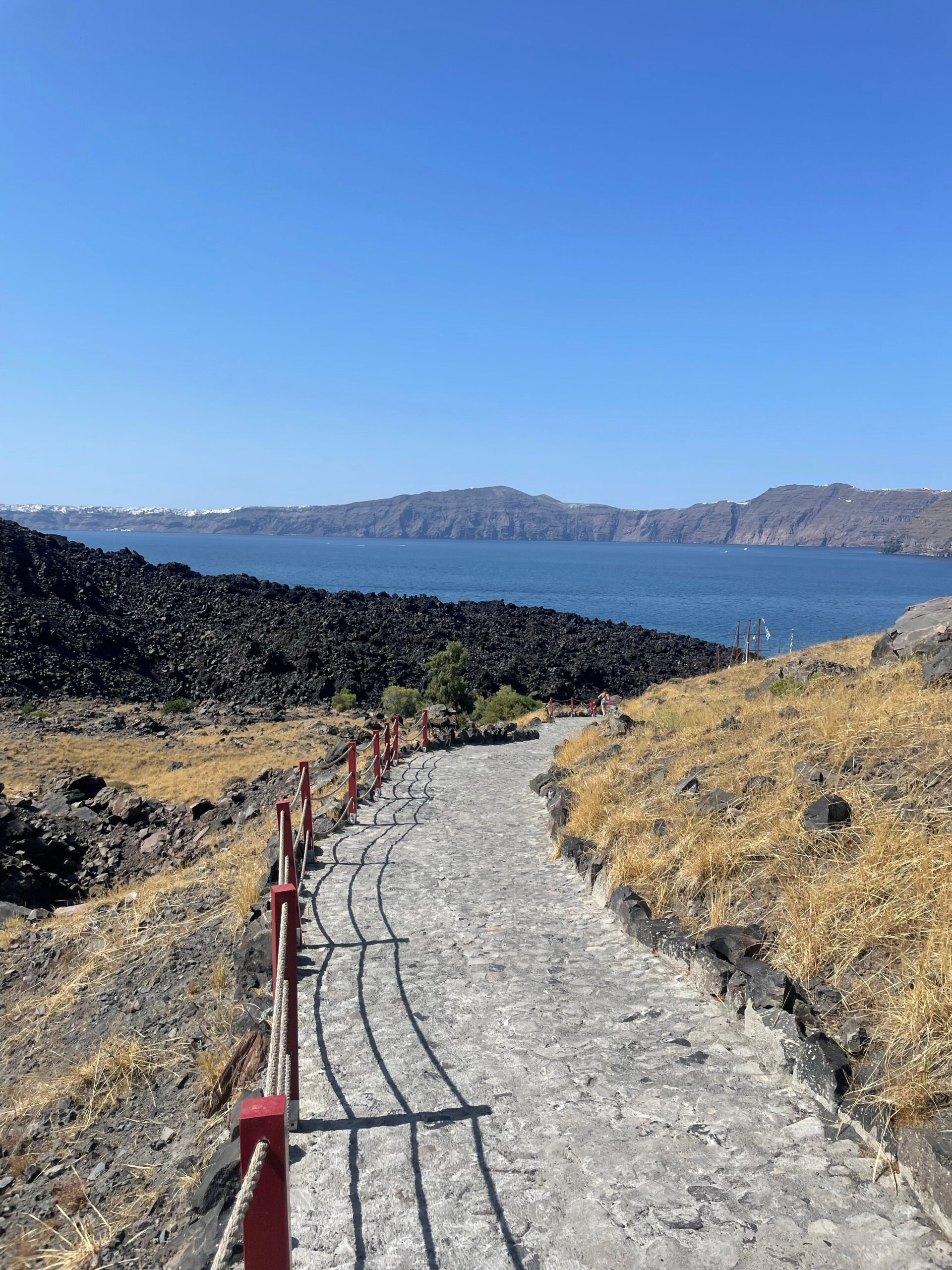 Nea Kameni'de volkanik arazi ve yürüyüş yolu