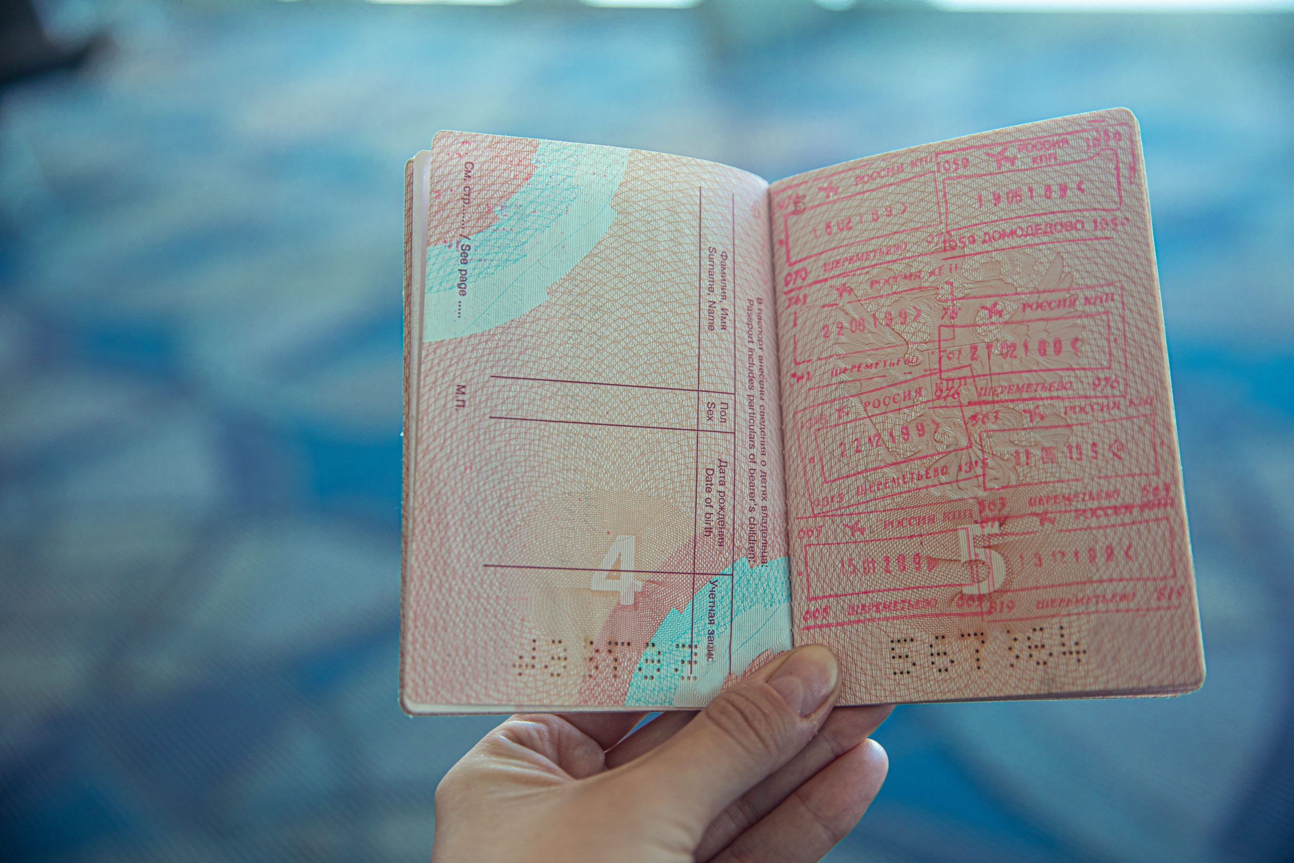 Seyahat için hazırlanmış açık pasaport ve damga sayfaları