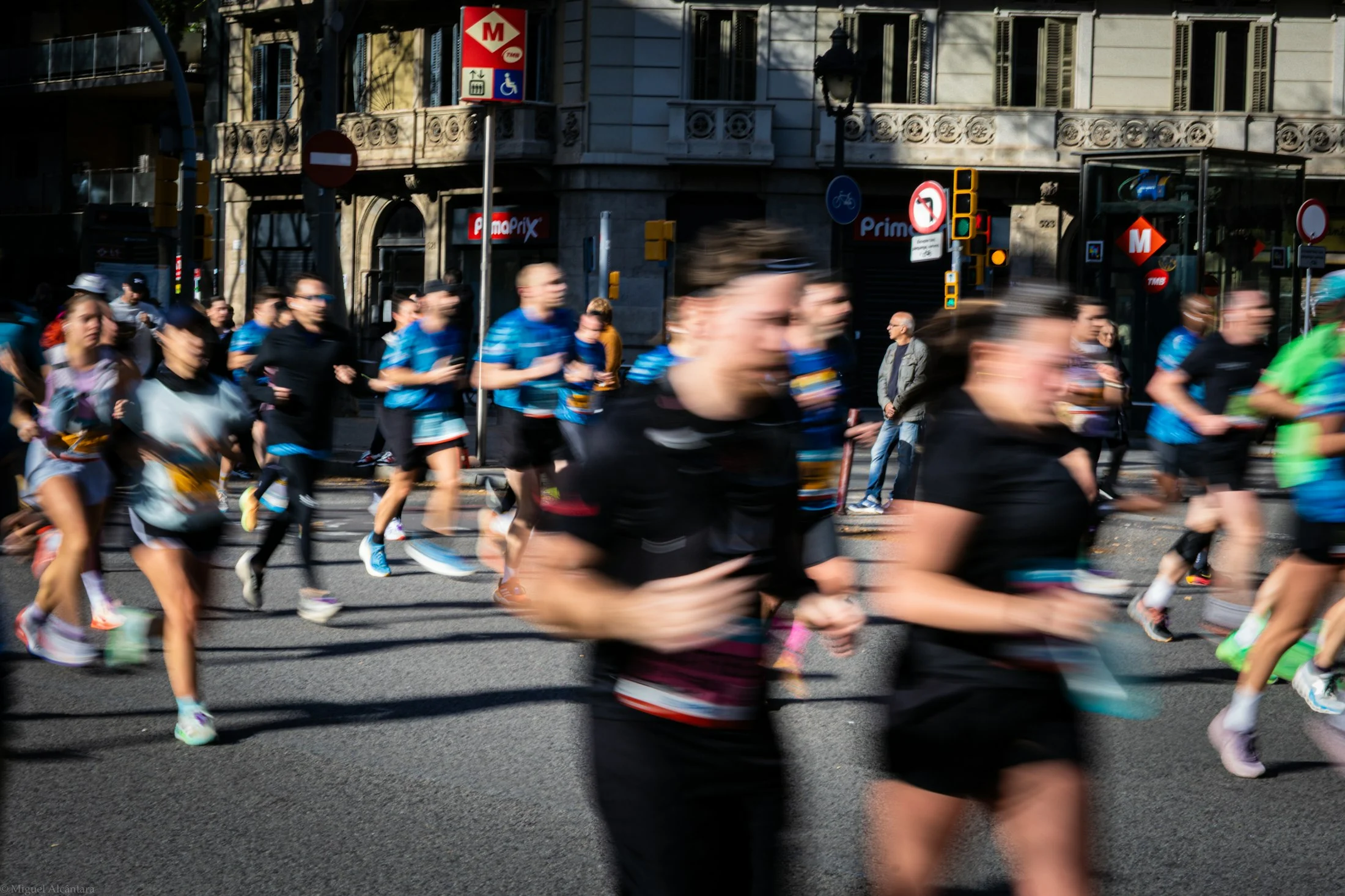 Bir şehir caddesinde maraton sırasında koşan sporcular; temsili yarış fotoğrafı