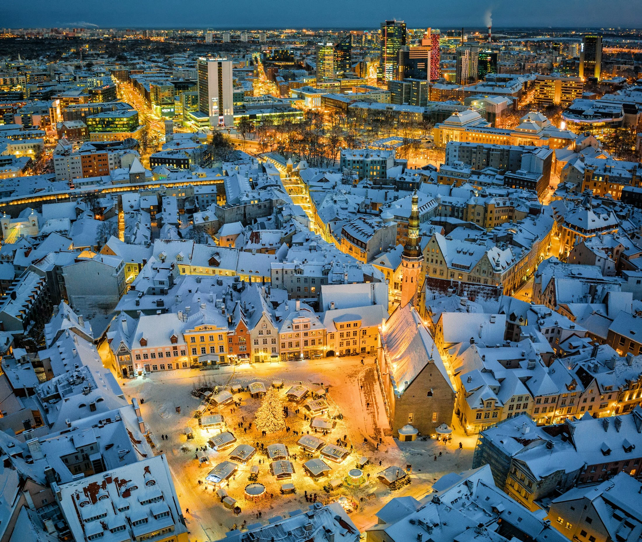 Tallinn tarihî merkezinde kış gecesi ve Noel ışıkları