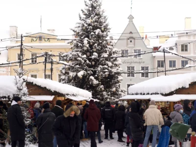 Tallinn Belediye Meydanı’nda ışıklı Noel ağacının çevresinde toplanan ziyaretçiler