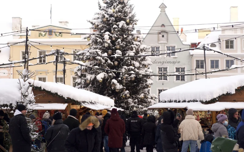 Tallinn Belediye Meydanı’nda ışıklı Noel ağacının çevresinde toplanan ziyaretçiler