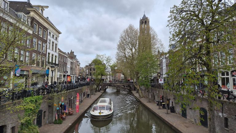 Utrecht Oudegracht kanalında gezi teknesi ve arka planda Dom Kulesi