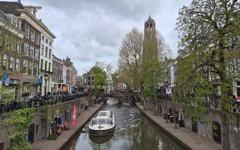 Utrecht Oudegracht kanalında gezi teknesi ve arka planda Dom Kulesi