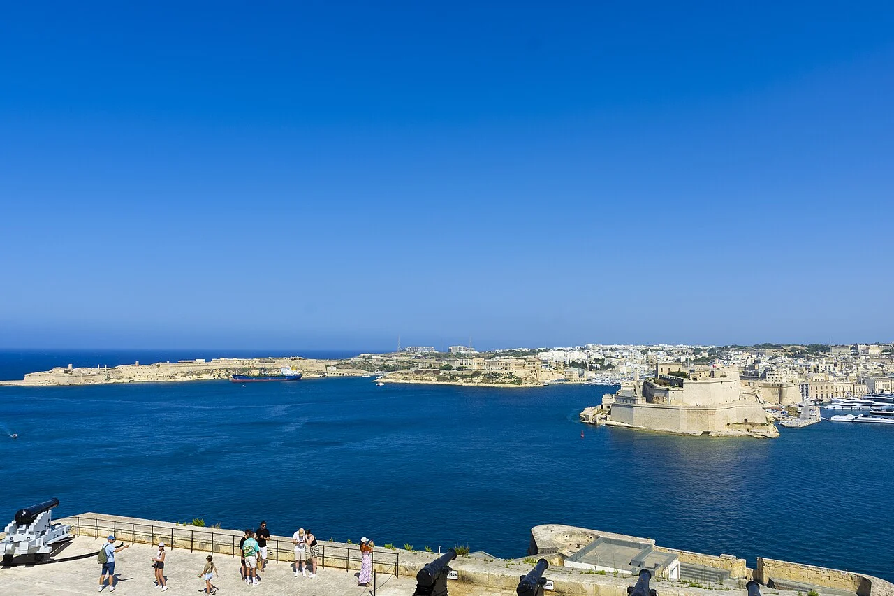 Upper Barrakka Bahçeleri’nden Valletta Büyük Limanı ve karşı kıyıdaki tarihî tahkimatlara bakış