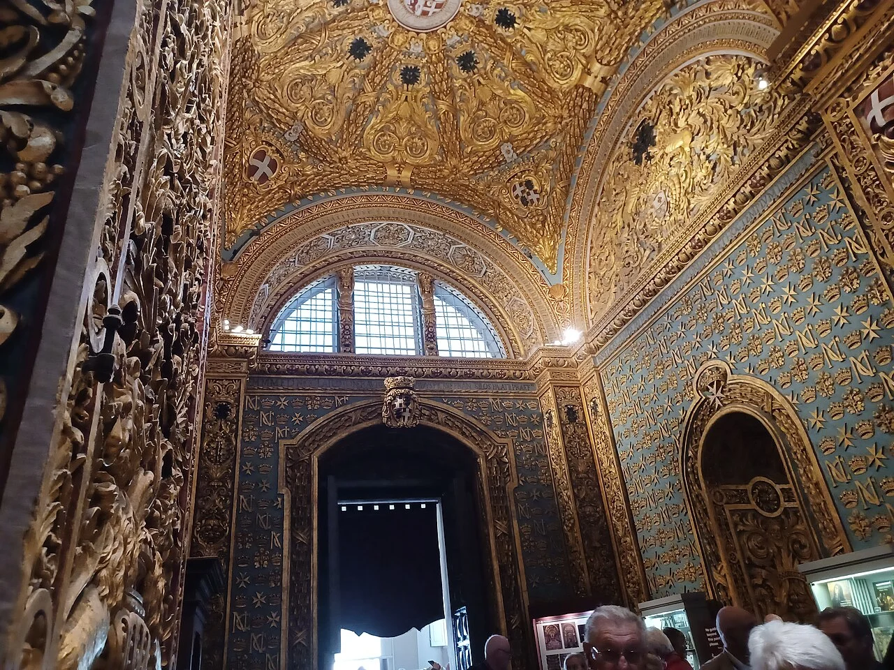 St John’s Co-Cathedral’in yaldızlı süslemeleri ve Barok iç mimarisi