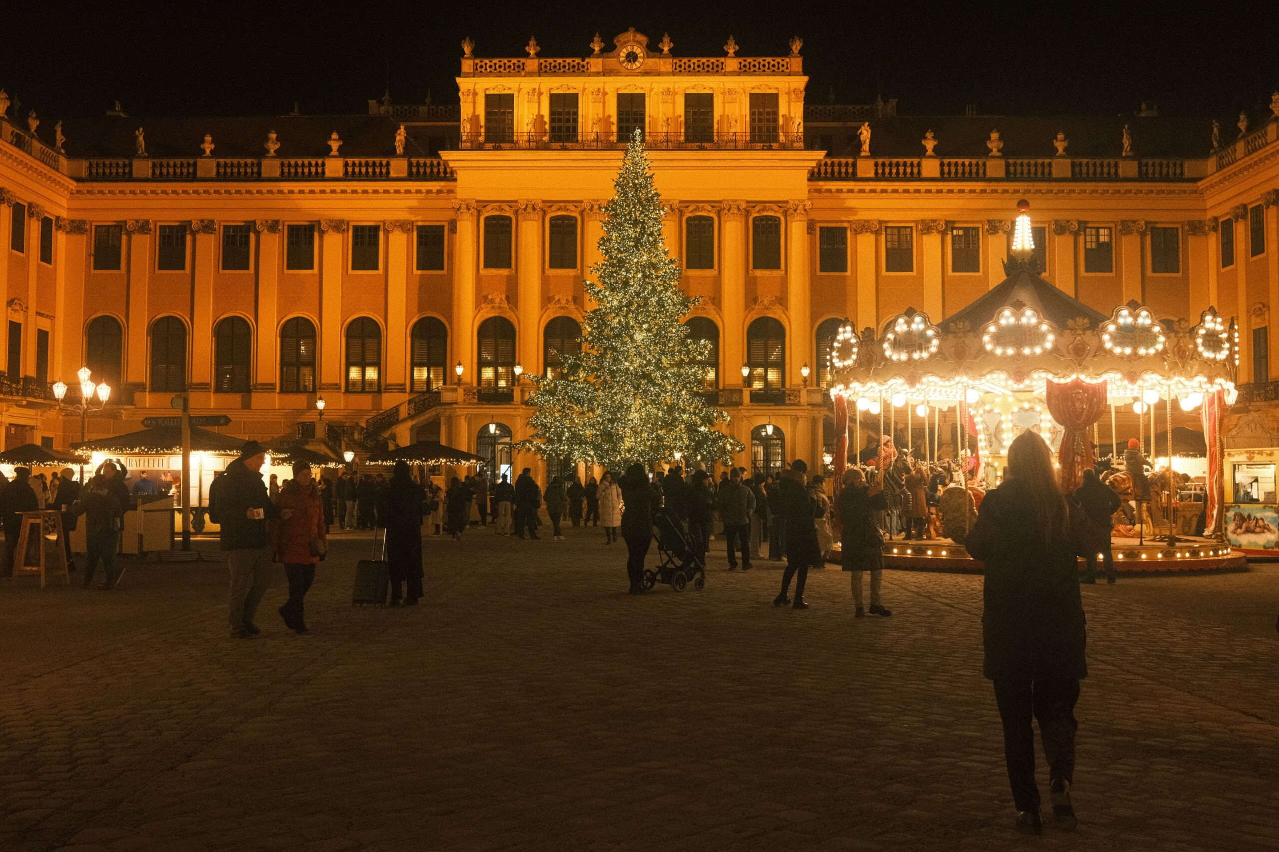 Viyana Schönbrunn Sarayı önünde Noel pazarı, ışıklı yılbaşı ağacı ve atlıkarınca