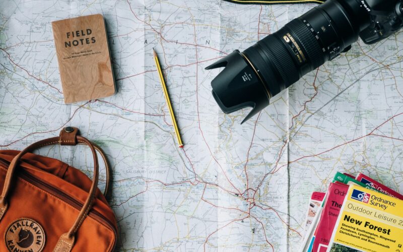 Dünya haritası ve seyahat hazırlıklarıyla tatil planlama